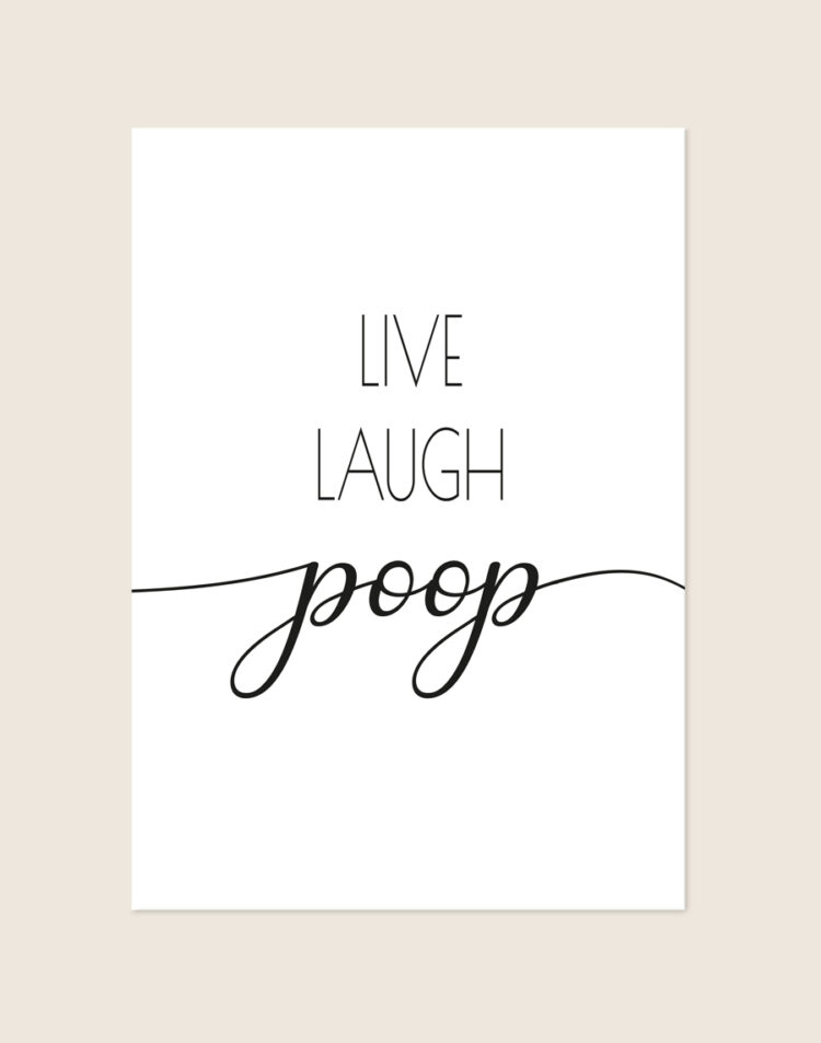 Minimalistische zwart-witte poster met de tekst LIVE LAUGH in strakke letters en poop in sierlijke schrijfletters, sfeervol opgehangen in een moderne toiletruimte.