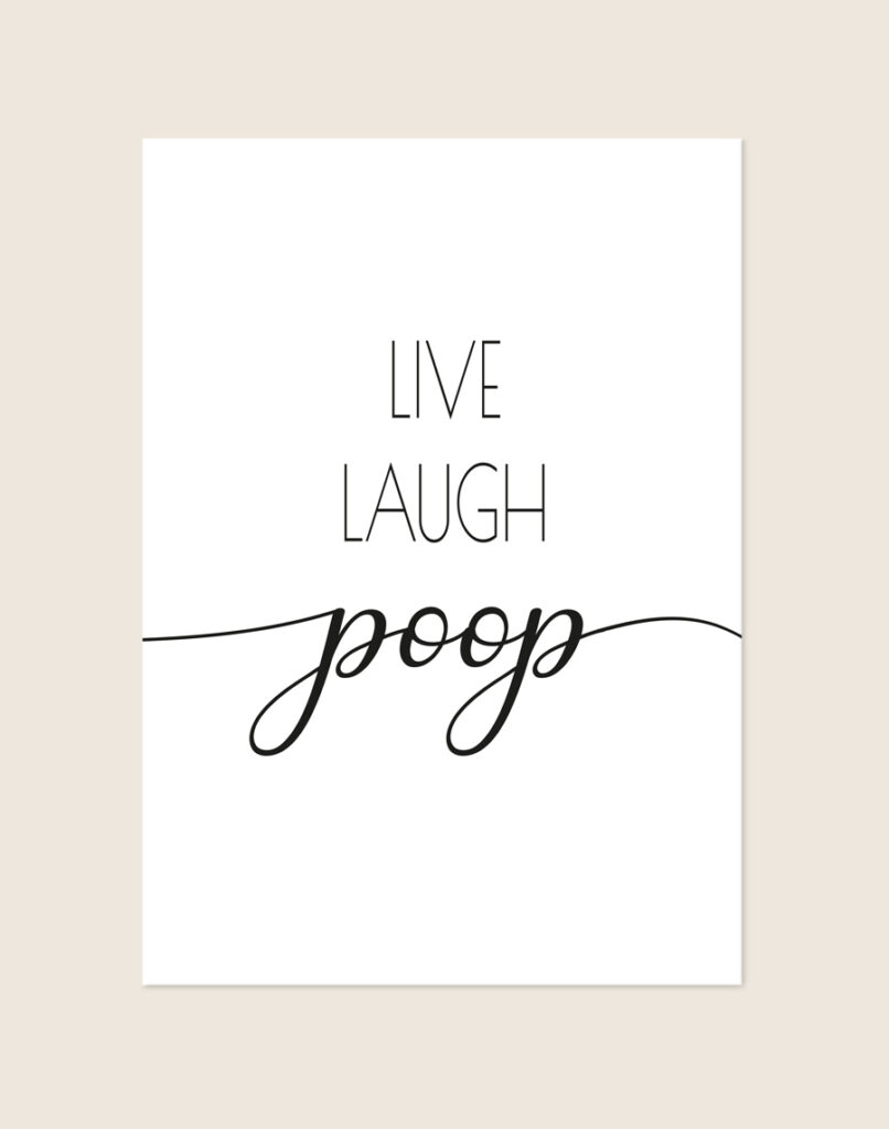 Minimalistische zwart-witte poster met de tekst LIVE LAUGH in strakke letters en poop in sierlijke schrijfletters, sfeervol opgehangen in een moderne toiletruimte.