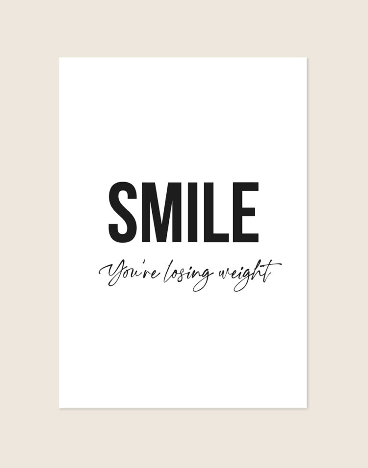Minimalistische witte poster met de zwarte tekst 'SMILE You're losing weight' gecentreerd in een combinatie van strakke letters en sierlijk schrijflettertype.
