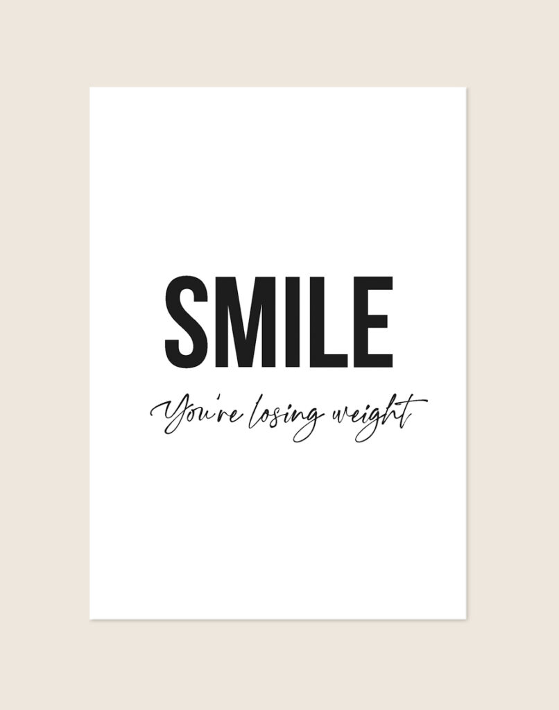 Minimalistische witte poster met de zwarte tekst 'SMILE You're losing weight' gecentreerd in een combinatie van strakke letters en sierlijk schrijflettertype.