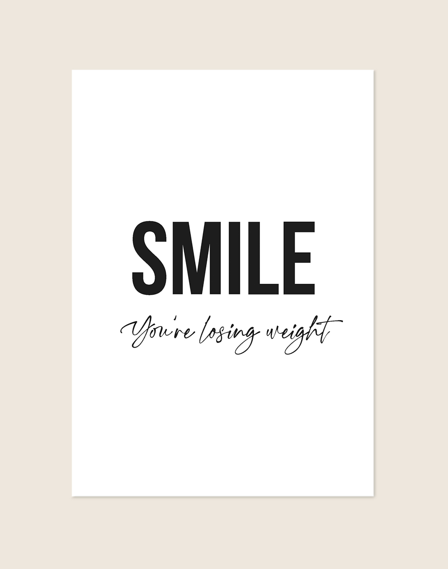 Minimalistische witte poster met de zwarte tekst 'SMILE You're losing weight' gecentreerd in een combinatie van strakke letters en sierlijk schrijflettertype.