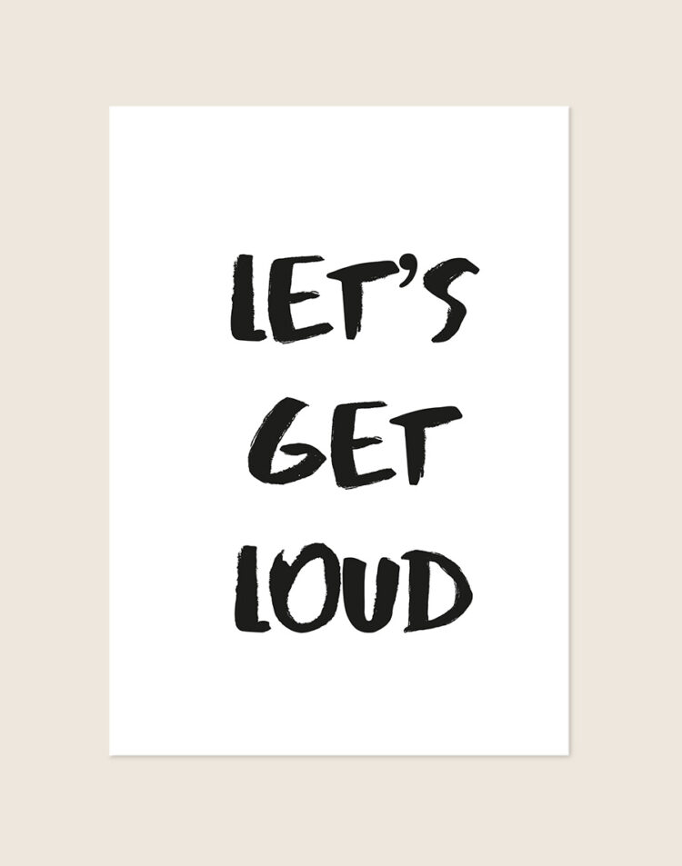 Stoere Poster Loud met de Engelse quote "Let's get loud" in zwarte kwaststreken op een helderwitte achtergrond, sfeervol opgehangen in een ruimte.