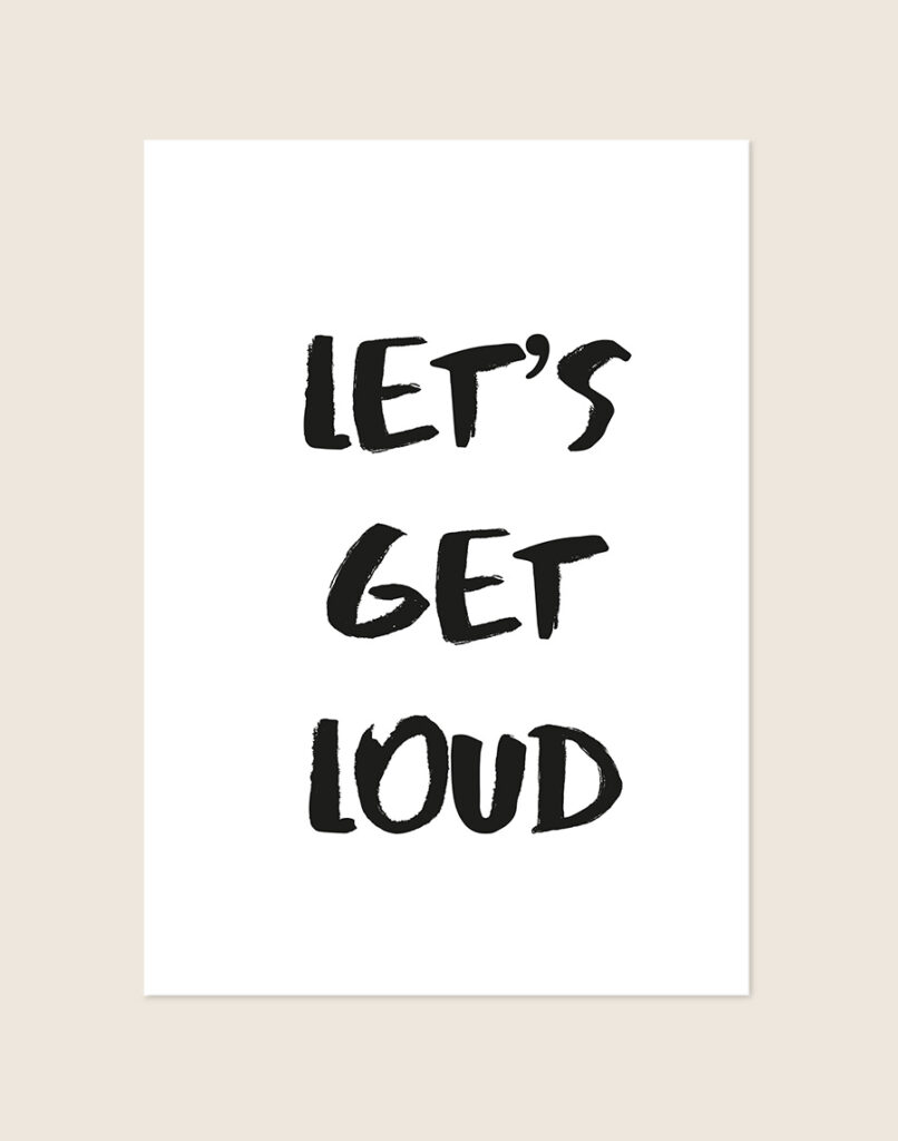 Stoere Poster Loud met de Engelse quote "Let's get loud" in zwarte kwaststreken op een helderwitte achtergrond, sfeervol opgehangen in een ruimte.