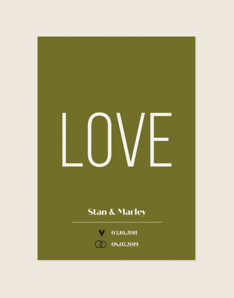 Een olijfgroene poster met centraal het woord 'LOVE' in grote, slanke witte letters. Daaronder staan de namen 'Stan & Marley', een dunne witte lijn, en twee datums: één met een hartje (03.10.2011) en één met trouwringen (08.07.2019).