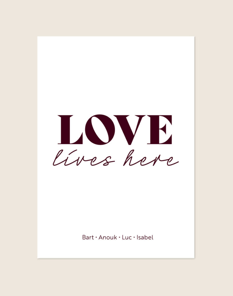 Een strakke poster met een helderwitte achtergrond. Centraal staat het woord "LOVE" in grote, diep bordeauxrode letters, met daaronder "lives here" in een sierlijk, donkerrood handgeschreven lettertype. Onderaan de poster staan vier namen op één regel, subtiel gescheiden door kleine stipjes.