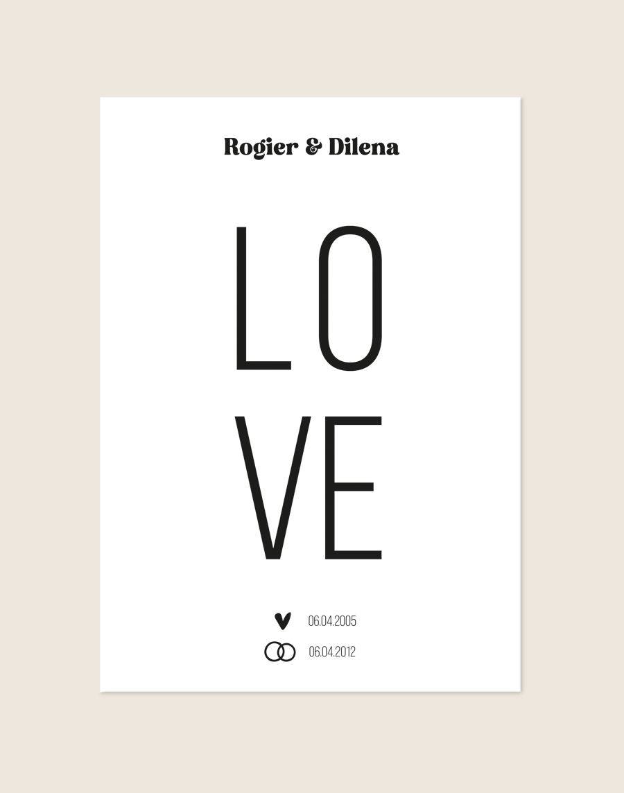 Een strakke, minimalistische poster met een helderwitte achtergrond. Bovenaan staan de namen "Rogier & Dilena" in een vetgedrukt zwart lettertype. In het midden staat het woord "LOVE", verdeeld over twee regels in een groot, slank lettertype. Onderaan staan twee datums: één met een zwart hartje (06.04.2005) en één met een icoon van trouwringen (06.04.2012).