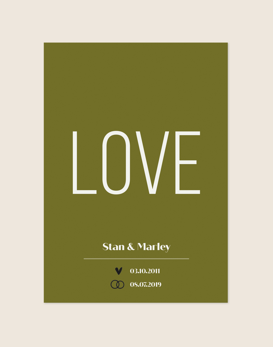Een olijfgroene poster met centraal het woord 'LOVE' in grote, slanke witte letters. Daaronder staan de namen 'Stan & Marley', een dunne witte lijn, en twee datums: één met een hartje (03.10.2011) en één met trouwringen (08.07.2019).