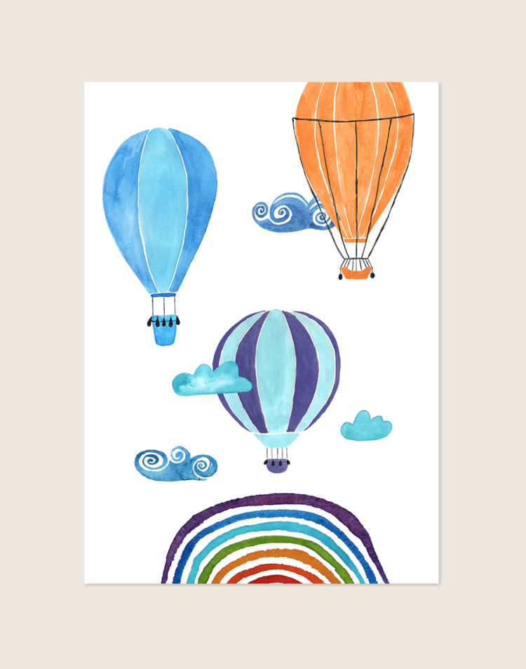 Een rechthoekige poster, gecentreerd op een effen lichtbeige achtergrond. De poster heeft een witte achtergrond met daarop een speelse aquarelillustratie van drie luchtballonnen. Links in beeld zweeft een effen blauwe ballon, rechtsboven een oranje ballon en in het midden een ballon met donkerpaarse en lichtblauwe strepen. Tussen de luchtballonnen door zweven kleine, speelse blauwe wolkjes, waarvan sommige met decoratieve krullen. Helemaal onderaan is de bovenste helft van een handgeschilderde regenboog te zien met dikke strepen in de kleuren paars, blauw, groen, oranje en rood. De sfeer van de afbeelding is dromerig, ideaal voor een kinderkamer.