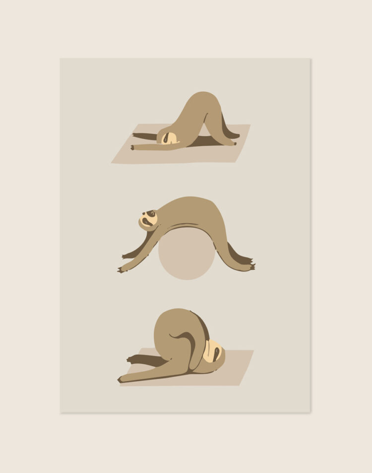 Een speelse en rustgevende poster in warme beige- en taupetinten, met minimalistische illustraties van een luiaard die op een ontspannen manier lenige yogahoudingen aanneemt.