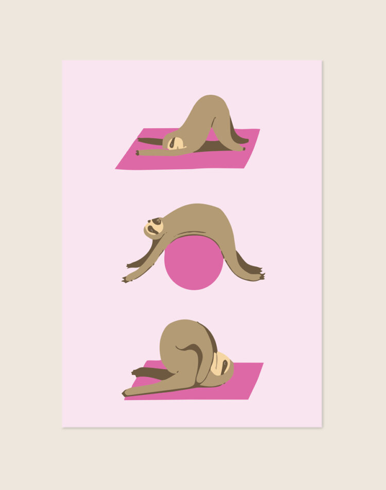 Een speelse, zachtroze poster met drie illustraties onder elkaar van een bruine luiaard die lenige yoga- en Pilates-oefeningen doet met behulp van felroze matjes en een grote fitnessbal.