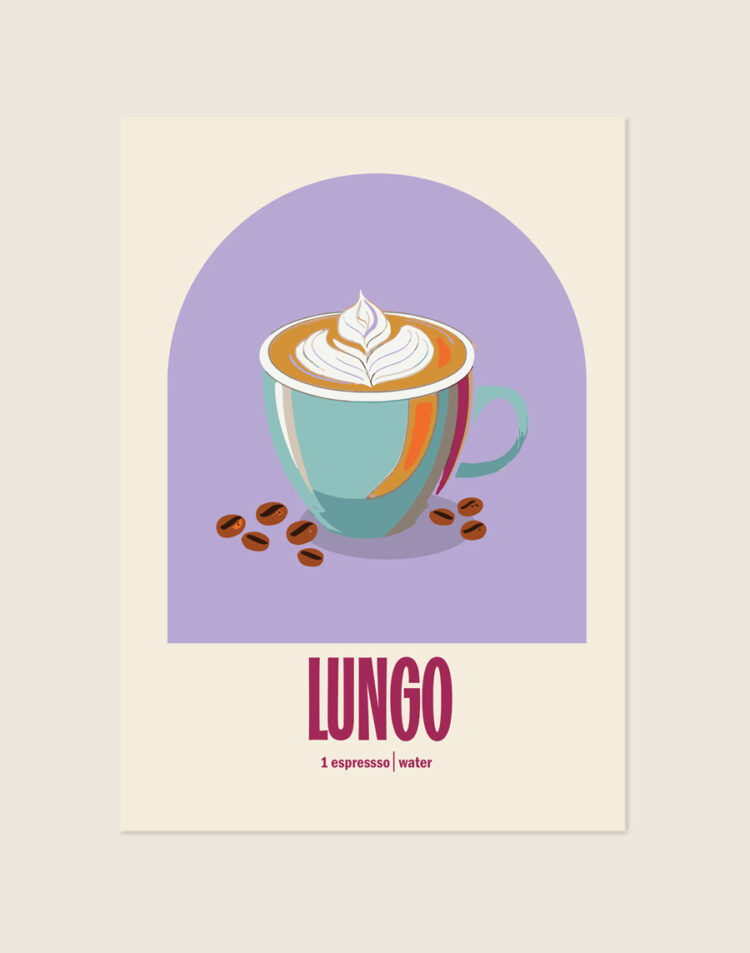 Stijlvolle typografische poster geïnspireerd op lungo koffie, sfeervol opgehangen aan de muur boven een koffiehoek in een moderne keuken.