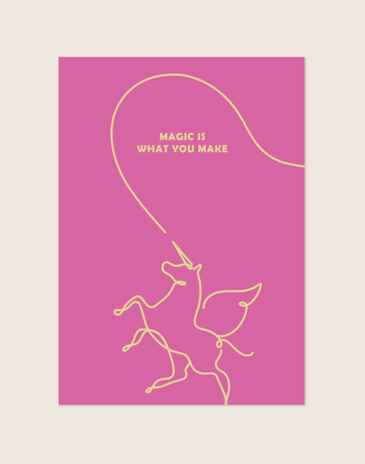 Opvallende roze poster met een gele line art tekening van een vliegende eenhoorn met vleugels en de Engelse quote Magic is what you make.