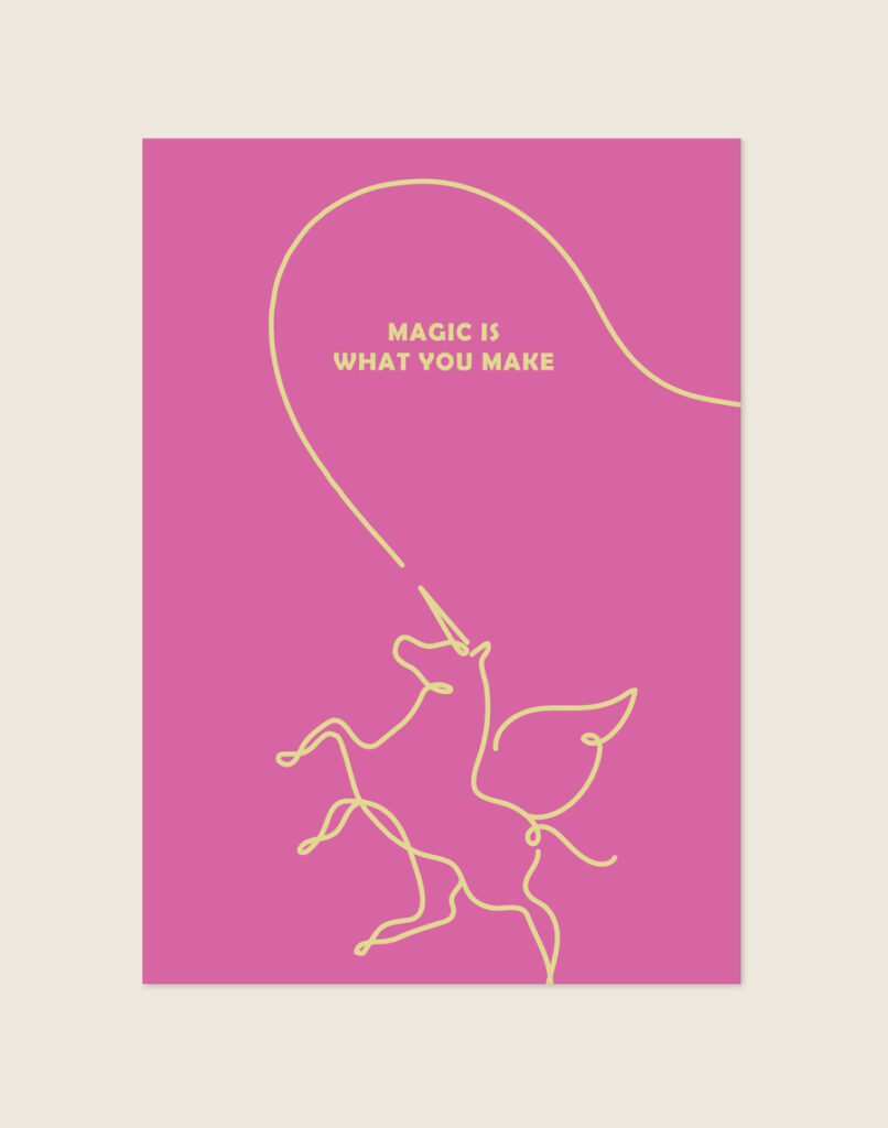 Opvallende roze poster met een gele line art tekening van een vliegende eenhoorn met vleugels en de Engelse quote Magic is what you make.