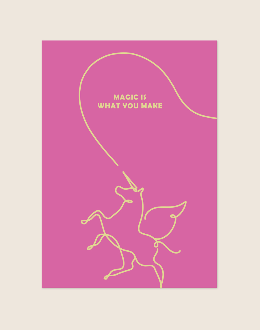 Opvallende roze poster met een gele line art tekening van een vliegende eenhoorn met vleugels en de Engelse quote Magic is what you make.