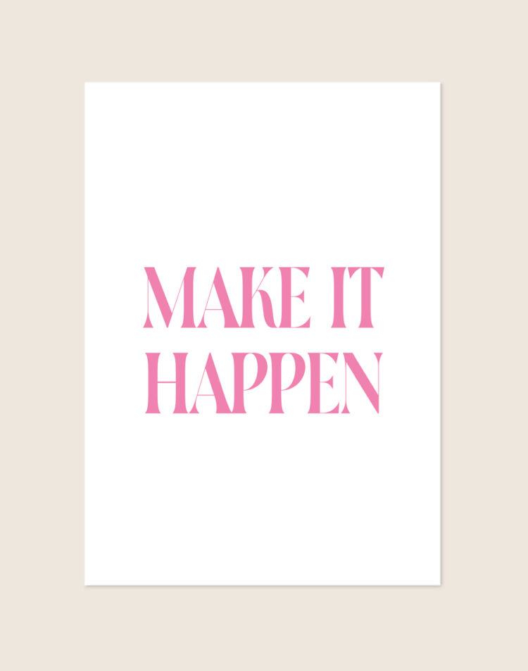 Minimalistische witte Poster Make it happen met elegante lichtroze schreefletters en de tekst Make it happen, sfeervol opgehangen in een ruimte.
