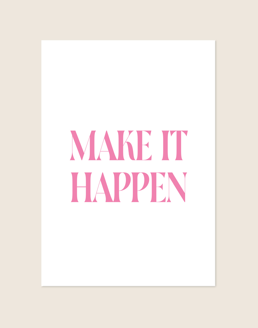 Minimalistische witte Poster Make it happen met elegante lichtroze schreefletters en de tekst Make it happen, sfeervol opgehangen in een ruimte.