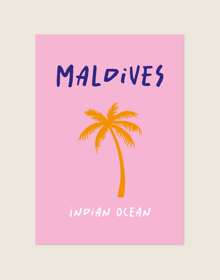 Grafische poster met een abstracte oranje palmboom op een roze achtergrond, voorzien van de handgeschreven tekst Maldives in het donkerblauw en Indian Ocean in het wit.