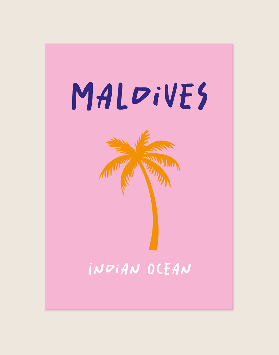 Grafische poster met een abstracte oranje palmboom op een roze achtergrond, voorzien van de handgeschreven tekst Maldives in het donkerblauw en Indian Ocean in het wit.