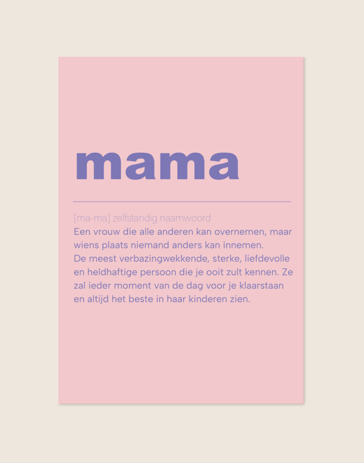 Zachtroze poster met het woord 'mama' in paarse letters en een liefdevolle definitie over moeders, sfeervol opgehangen in een woonkamer.