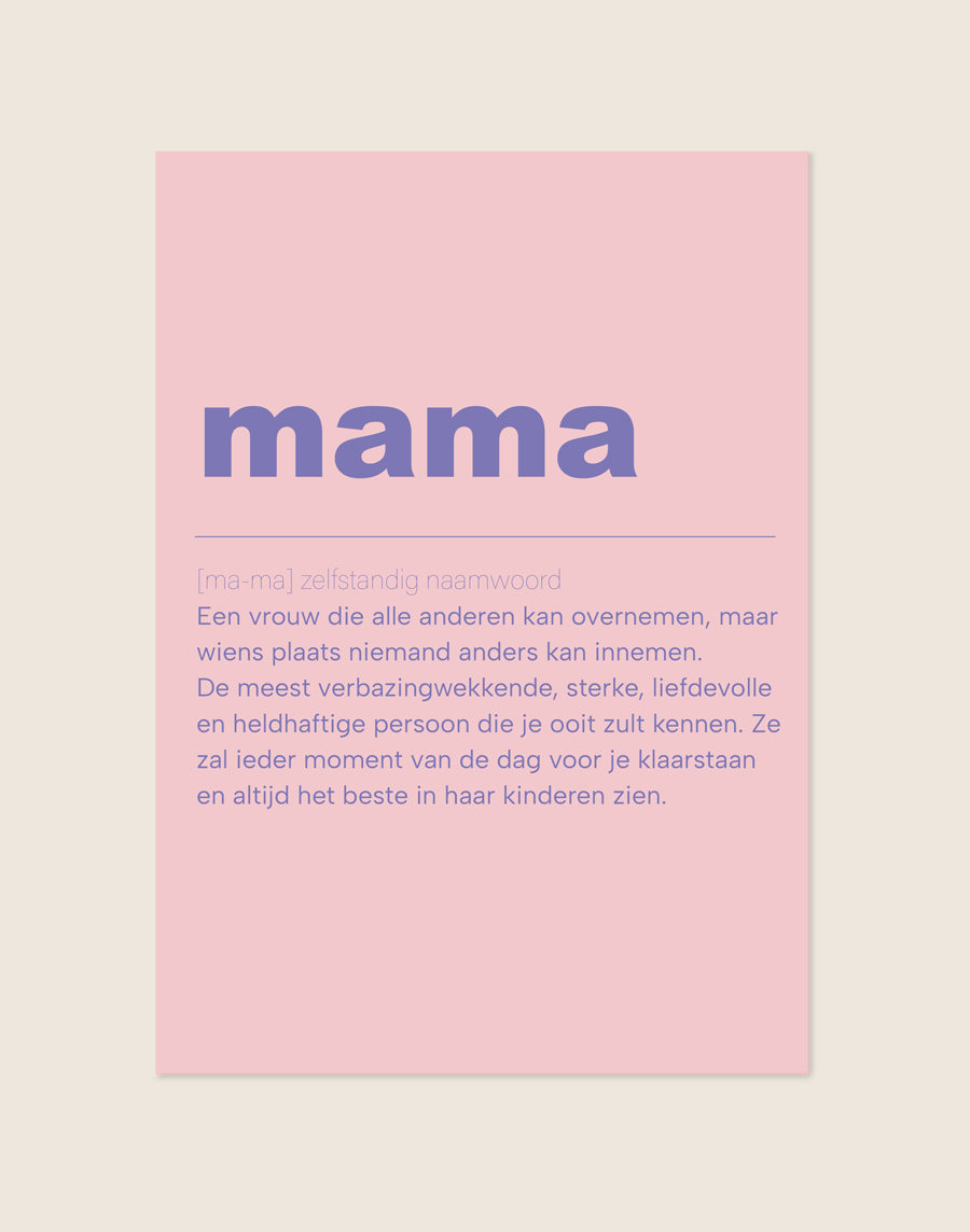 Zachtroze poster met het woord 'mama' in paarse letters en een liefdevolle definitie over moeders, sfeervol opgehangen in een woonkamer.