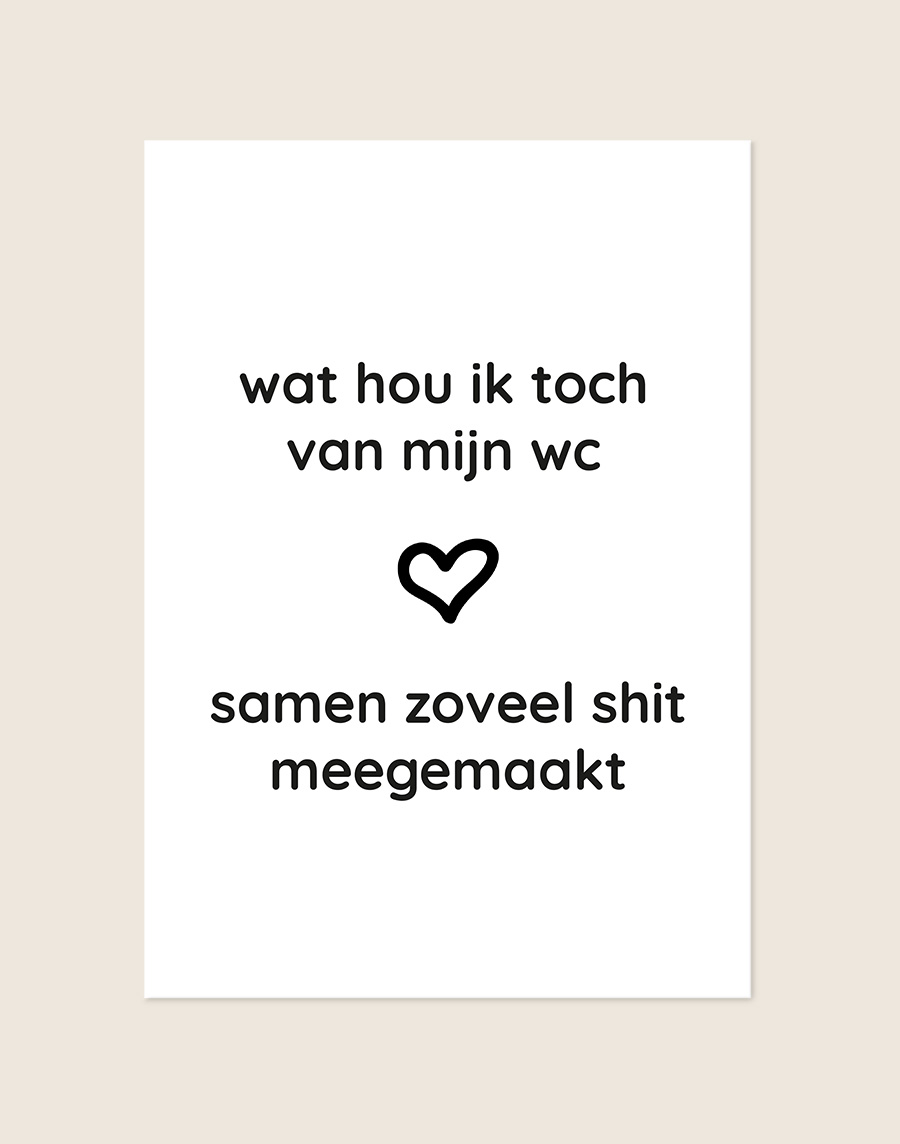 Humoristische WC Poster Meegemaakt met de Nederlandse tekst "wat hou ik toch van mijn wc, samen zoveel shit meegemaakt" en een zwart hartje op een helderwitte achtergrond, sfeervol opgehangen in een ruimte.