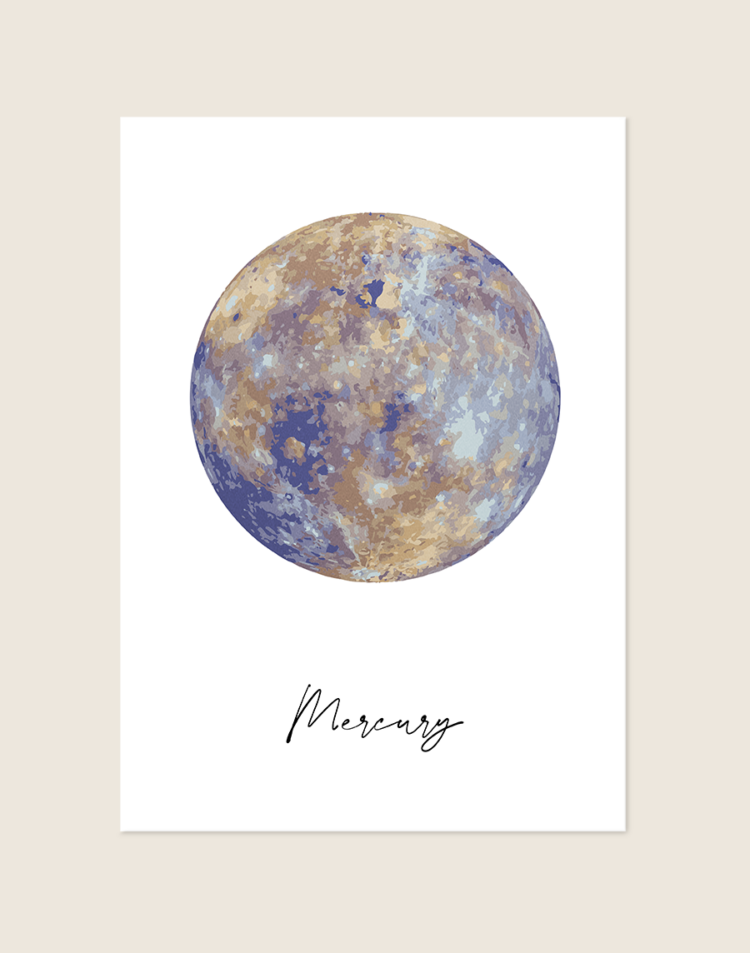 Een minimalistische rechthoekige poster, gecentreerd tegen een effen neutrale beige achtergrond. De poster zelf is wit en toont bovenaan een gedetailleerde, gestileerde illustratie van de planeet Mercurius, weergegeven als een getextureerde bol met een complex patroon van gemengde goudbruine, tan- en beigetinten en koele blauwe en paarse tinten. Onder de planeet staat de naam 'Mercury' in een sierlijk, cursief script-lettertype. De algehele presentatie is schoon en modern.