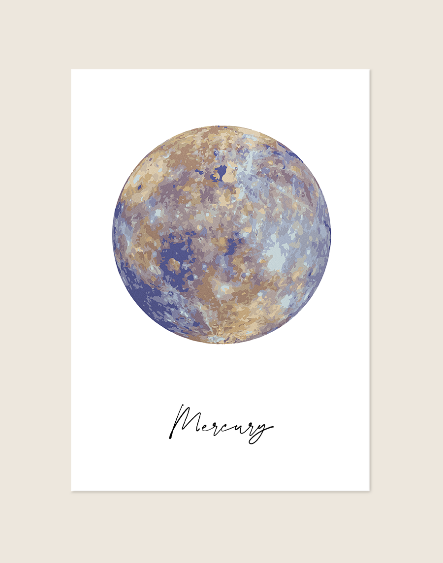 Een minimalistische rechthoekige poster, gecentreerd tegen een effen neutrale beige achtergrond. De poster zelf is wit en toont bovenaan een gedetailleerde, gestileerde illustratie van de planeet Mercurius, weergegeven als een getextureerde bol met een complex patroon van gemengde goudbruine, tan- en beigetinten en koele blauwe en paarse tinten. Onder de planeet staat de naam 'Mercury' in een sierlijk, cursief script-lettertype. De algehele presentatie is schoon en modern.
