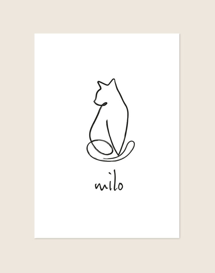 Een minimalistische, witte poster met een abstracte line-art illustratie in zwarte lijnen van een zittende kat, van de achterkant gezien. Onder de kat staat de gepersonaliseerde naam "milo" geschreven in een speels, zwart handgeschreven lettertype.