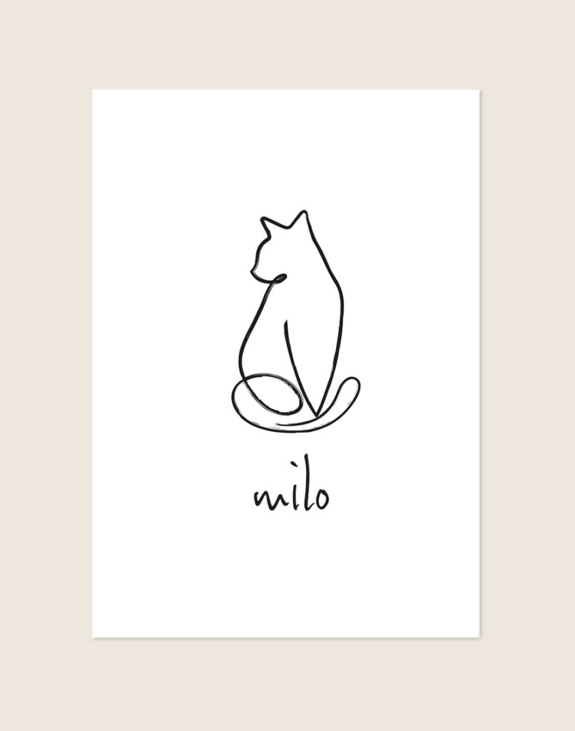 Een minimalistische, witte poster met een abstracte line-art illustratie in zwarte lijnen van een zittende kat, van de achterkant gezien. Onder de kat staat de gepersonaliseerde naam "milo" geschreven in een speels, zwart handgeschreven lettertype.