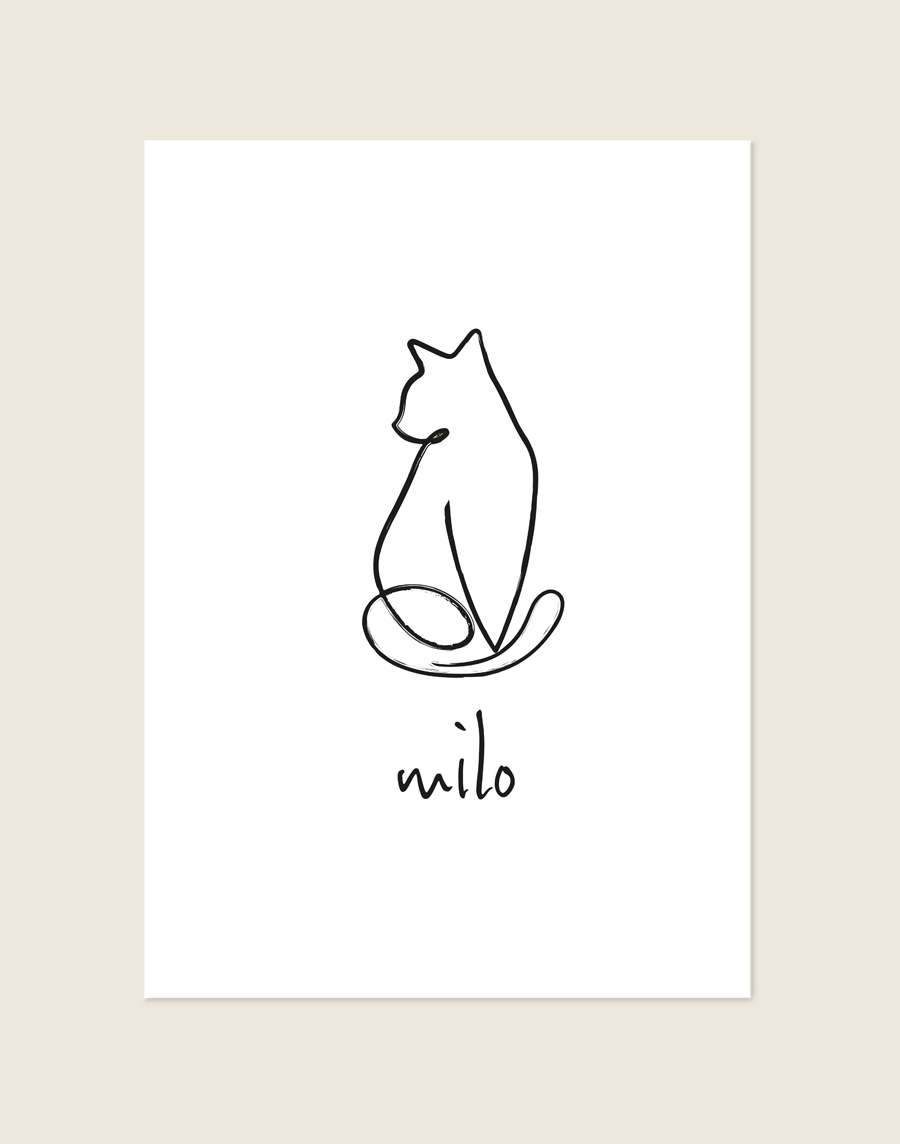 Een minimalistische, witte poster met een abstracte line-art illustratie in zwarte lijnen van een zittende kat, van de achterkant gezien. Onder de kat staat de gepersonaliseerde naam "milo" geschreven in een speels, zwart handgeschreven lettertype.