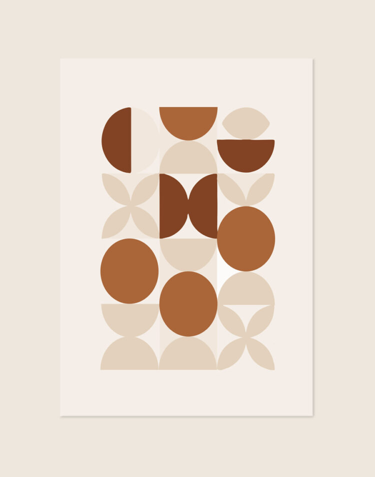 Abstracte poster met een geometrisch patroon van cirkels, halve manen en organische vormen in terracotta, bruin en beige op een lichte achtergrond.