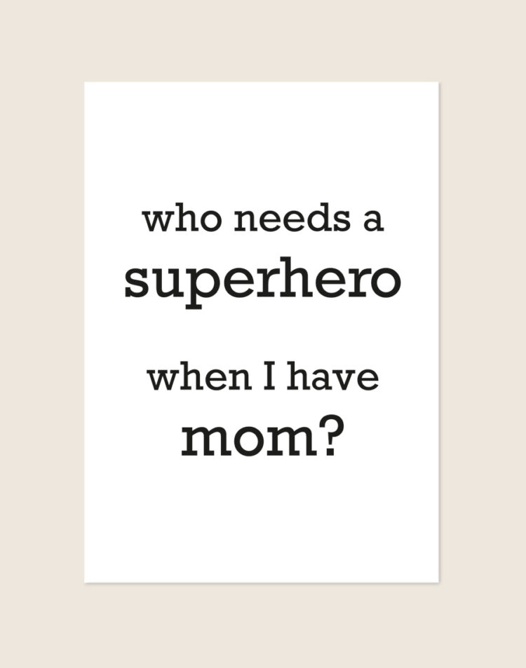 Minimalistische witte poster met de zwarte typewriter-tekst 'who needs a superhero when I have mom?' gecentreerd in het midden.