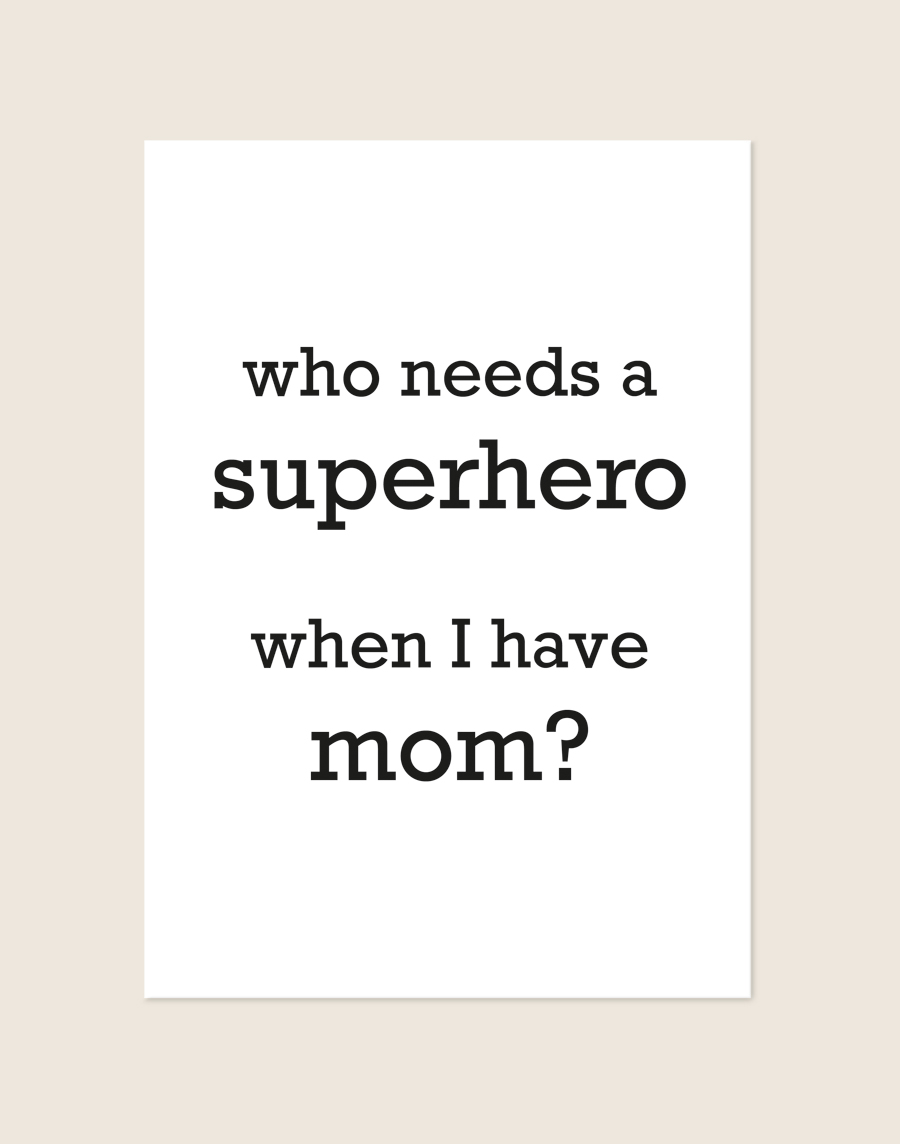 Minimalistische witte poster met de zwarte typewriter-tekst 'who needs a superhero when I have mom?' gecentreerd in het midden.