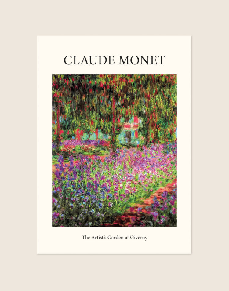 Klassieke poster van het schilderij The Artist's Garden van Claude Monet met weelderige bloemen en irissen, sfeervol opgehangen in een woonkamer.