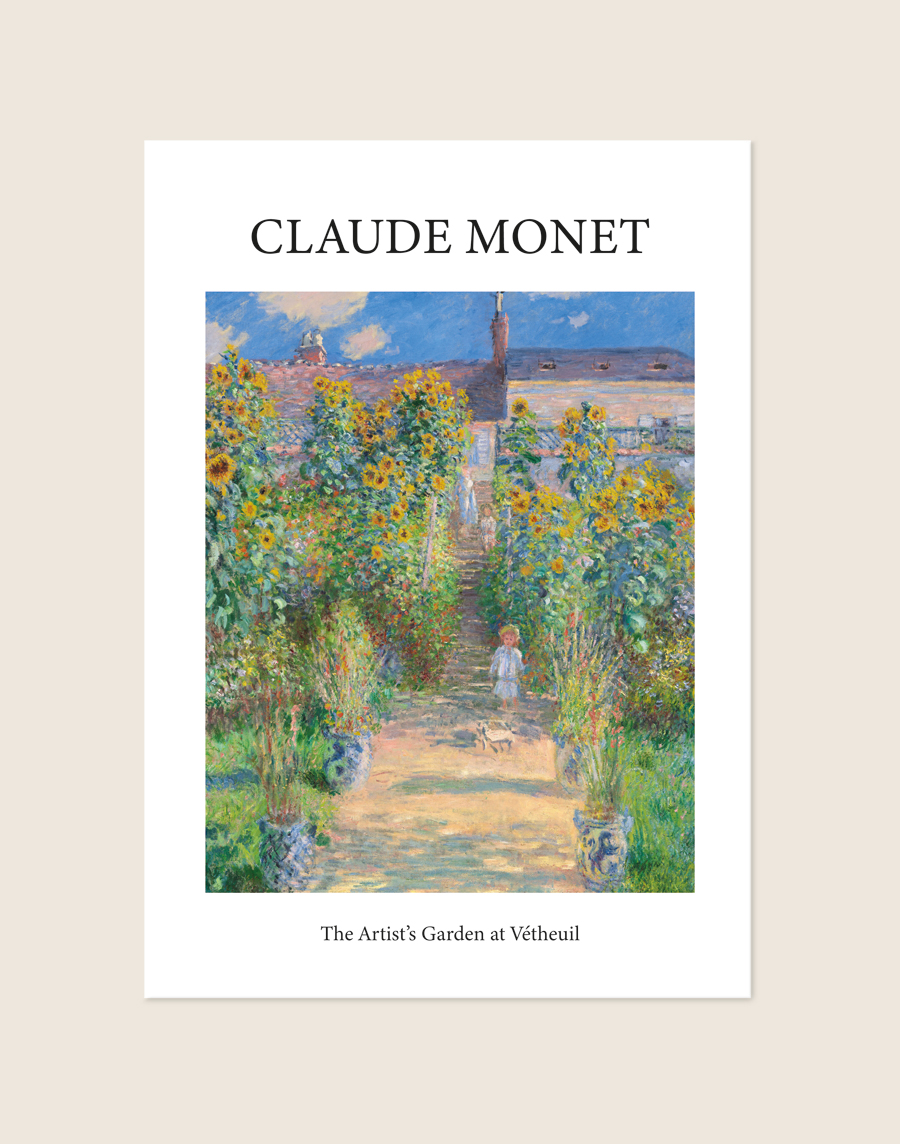 Klassieke poster van het schilderij The Artist's Garden at Vetheuil van Claude Monet vol weelderige zonnebloemen, sfeervol opgehangen in een woonkamer.