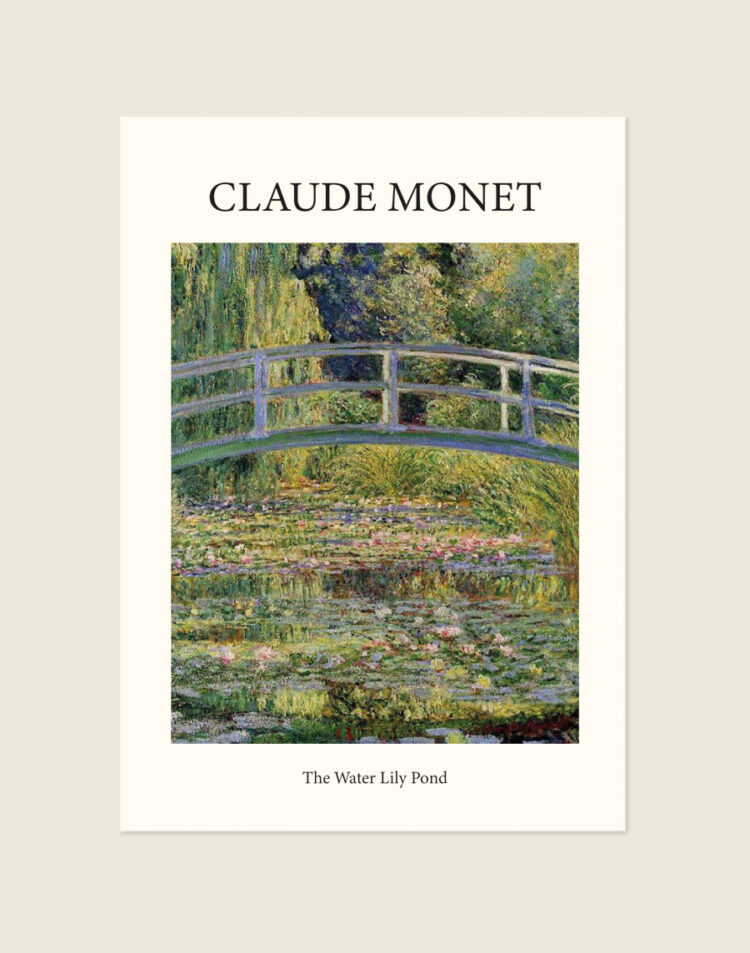Klassieke poster van het schilderij The Water Lily Pond van Claude Monet met de beroemde Japanse brug en waterlelies, sfeervol opgehangen in een woonkamer.
