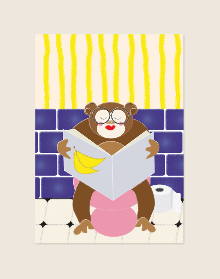Kleurrijke poster van een aap met ronde bril en rode lippenstift die de krant leest op een roze toilet tegen een blauwe tegelmuur en geel gestreepte achtergrond, sfeervol opgehangen aan een neutrale muur in een moderne toiletruimte.