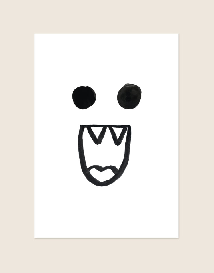 Minimalistische zwart-witte Poster Monster met een handgetekend grappig monstergezichtje met tanden op een helderwitte achtergrond, sfeervol opgehangen in een ruimte.
