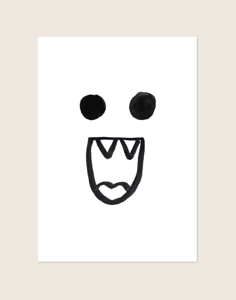 Minimalistische zwart-witte Poster Monster met een handgetekend grappig monstergezichtje met tanden op een helderwitte achtergrond, sfeervol opgehangen in een ruimte.