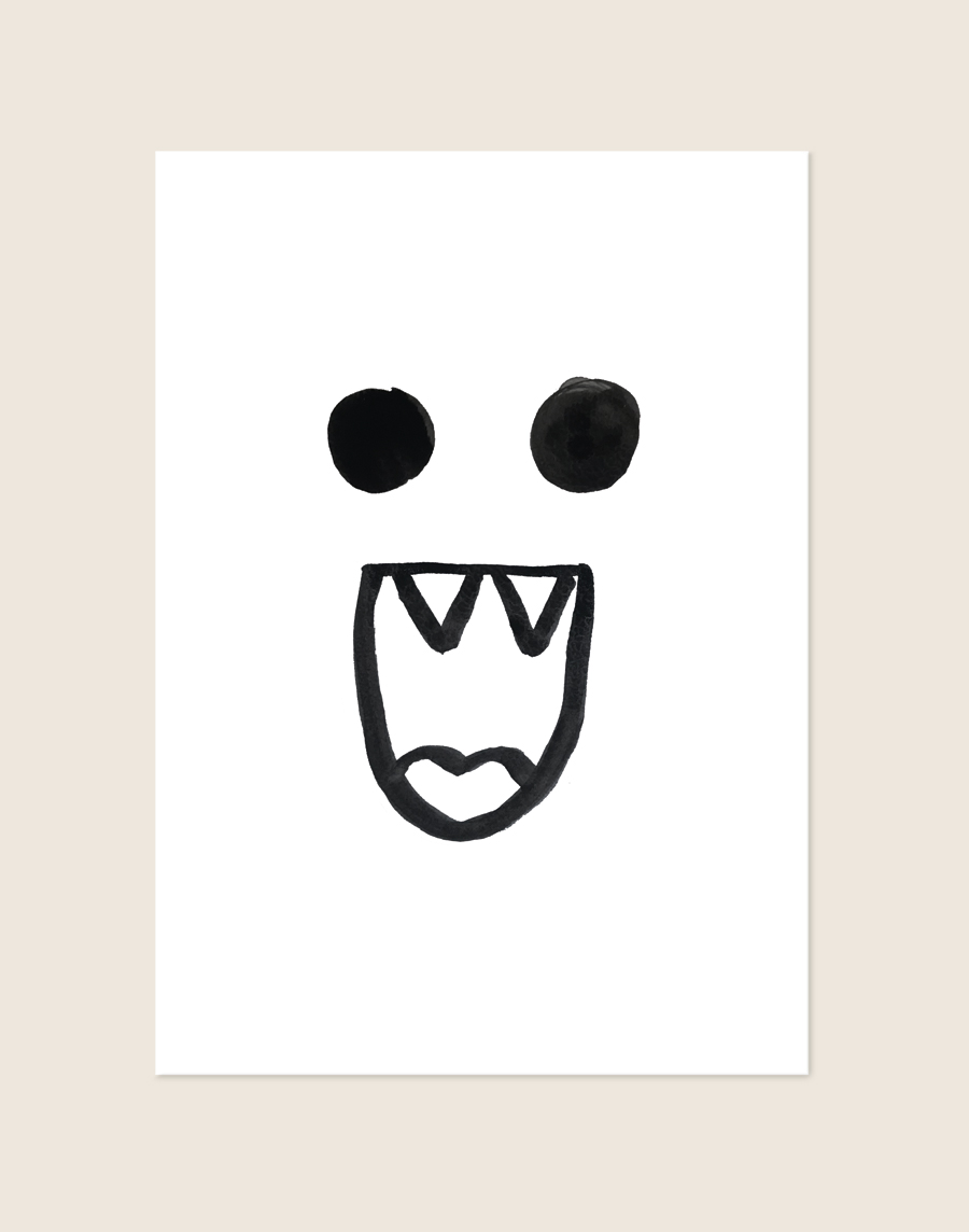 Minimalistische zwart-witte Poster Monster met een handgetekend grappig monstergezichtje met tanden op een helderwitte achtergrond, sfeervol opgehangen in een ruimte.
