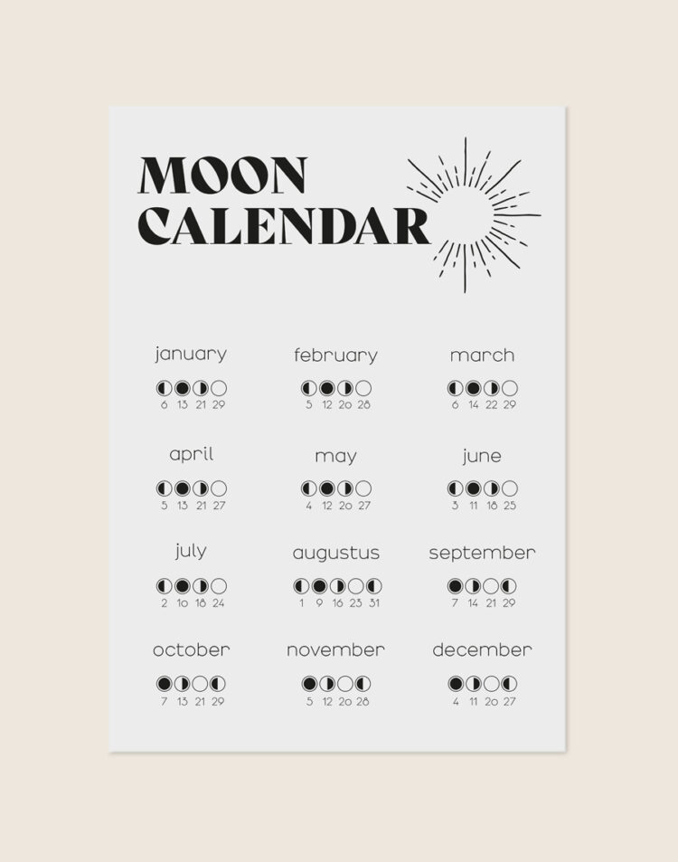 Een lichtgrijze poster met bovenaan de tekst 'MOON CALENDAR' in grote, zwarte retro letters en een getekende zon. Daaronder staat een kalender voor alle twaalf maanden met de maanstanden en data in het zwart.