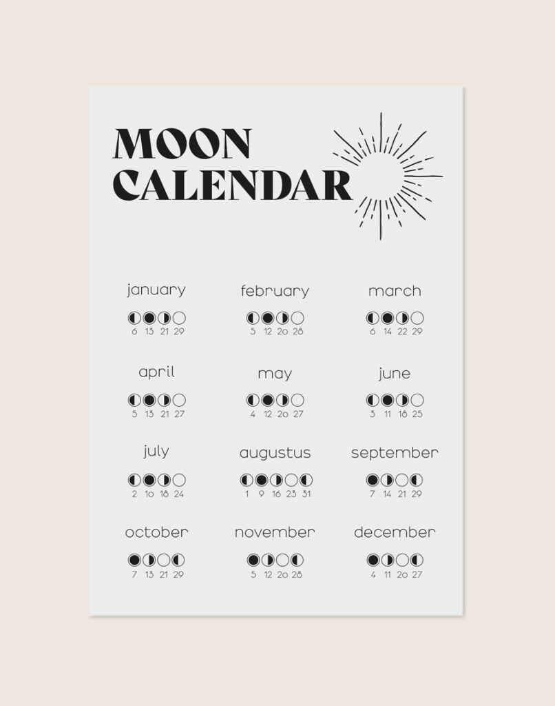 Een lichtgrijze poster met bovenaan de tekst 'MOON CALENDAR' in grote, zwarte retro letters en een getekende zon. Daaronder staat een kalender voor alle twaalf maanden met de maanstanden en data in het zwart.