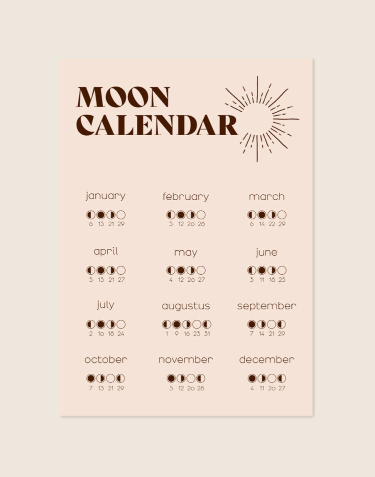 Een zachtroze poster met bovenaan de tekst 'MOON CALENDAR' in grote, donkerbruine retro letters en een getekende zon. Daaronder staat een kalender voor alle twaalf maanden met de maanstanden en data in het donkerbruin.