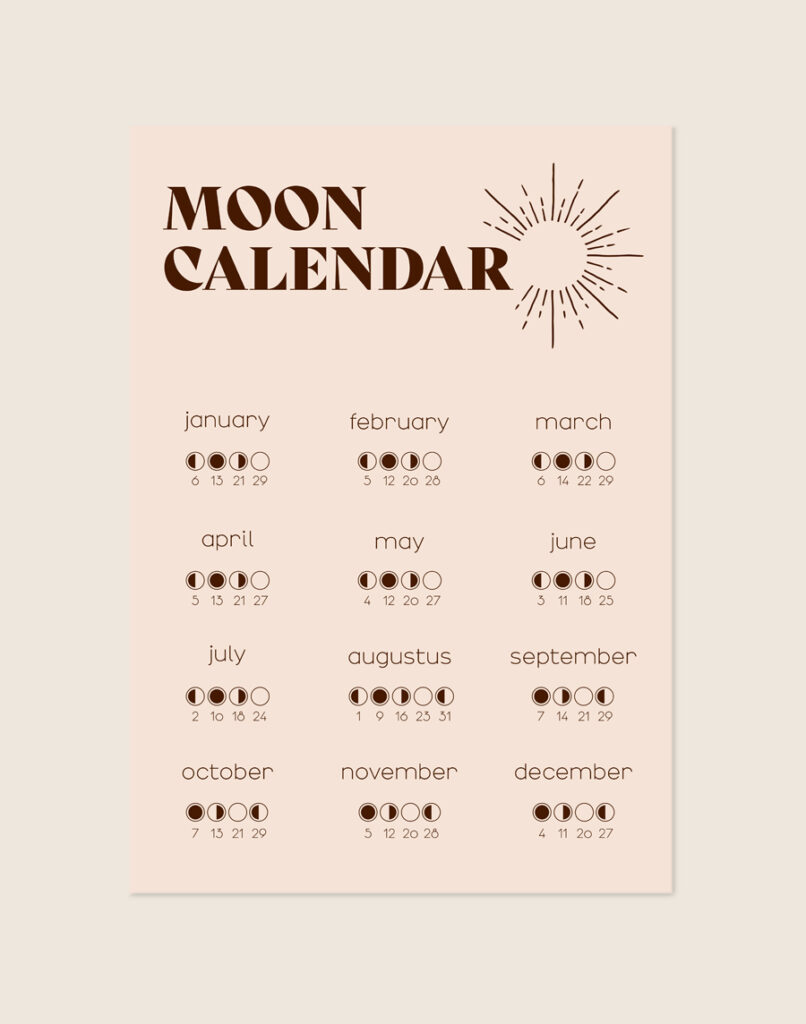 Een zachtroze poster met bovenaan de tekst 'MOON CALENDAR' in grote, donkerbruine retro letters en een getekende zon. Daaronder staat een kalender voor alle twaalf maanden met de maanstanden en data in het donkerbruin.