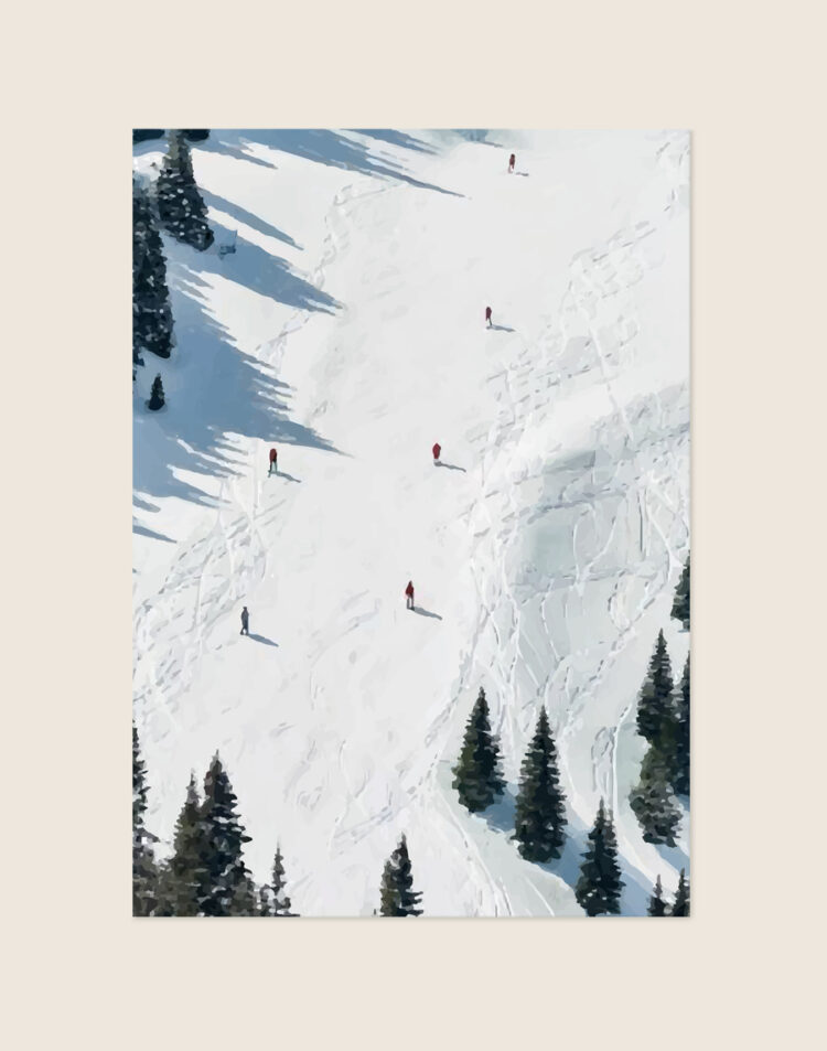Een schilderachtige poster met een vogelvluchtperspectief van een besneeuwde skipiste, met donkere dennenbomen, lange blauwe schaduwen en kleine skiërs, sfeervol opgehangen in een modern interieur.