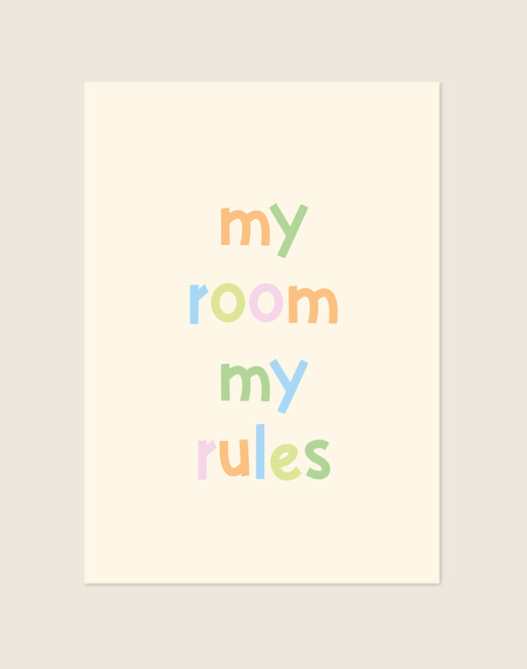 Vrolijke kinderkamer Poster My room my rules met speelse pastelkleurige letters op een zachte achtergrond, sfeervol opgehangen in een ruimte.