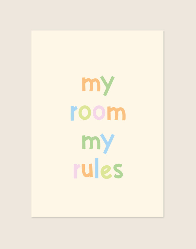 Vrolijke kinderkamer Poster My room my rules met speelse pastelkleurige letters op een zachte achtergrond, sfeervol opgehangen in een ruimte.