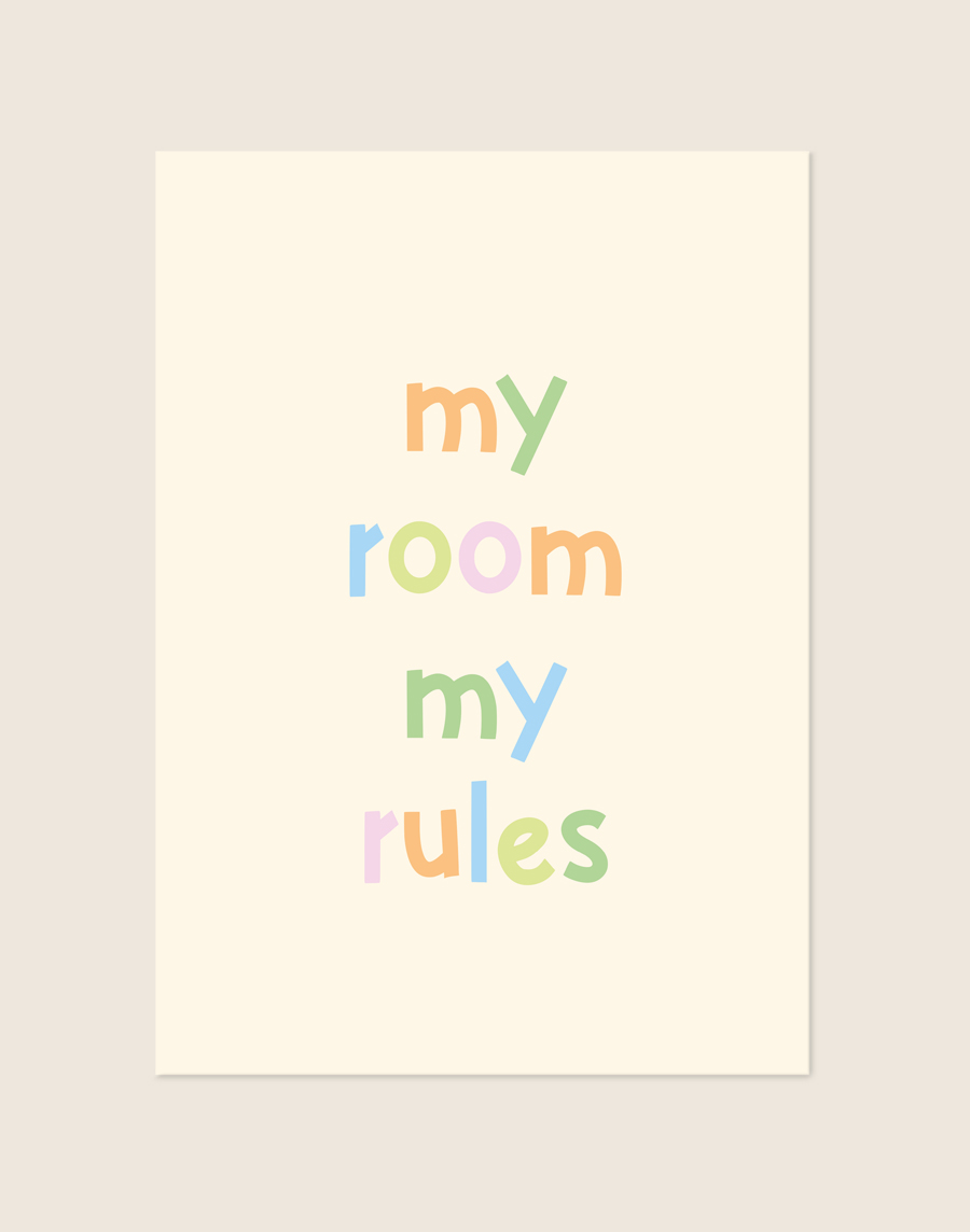 Vrolijke kinderkamer Poster My room my rules met speelse pastelkleurige letters op een zachte achtergrond, sfeervol opgehangen in een ruimte.