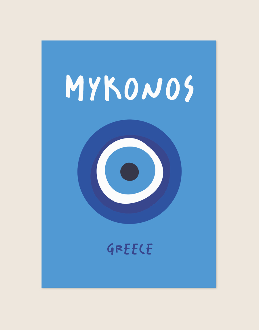 Grafische poster met het bekende Griekse boze oog in blauwe en witte tinten op een helderblauwe achtergrond, voorzien van de handgeschreven tekst Mykonos in het wit en Greece in het donkerblauw.