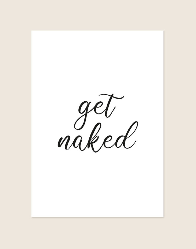 Stijlvolle badkamer en slaapkamer Poster Naked met de Engelse quote "get naked" in sierlijke zwarte kalligrafie letters op een helderwitte achtergrond, sfeervol opgehangen in een ruimte.